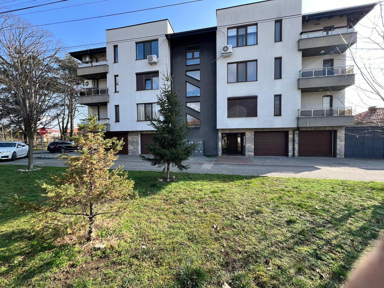 Kazanlak Large Guest House Apartment Near The Center With Full Kitchen & Dining Room, King Beds, Garden Patio, Free Parking & Self Check-In Extérieur photo