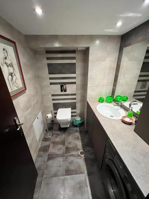 Kazanlak Large Guest House Apartment Near The Center With Full Kitchen & Dining Room, King Beds, Garden Patio, Free Parking & Self Check-In Extérieur photo