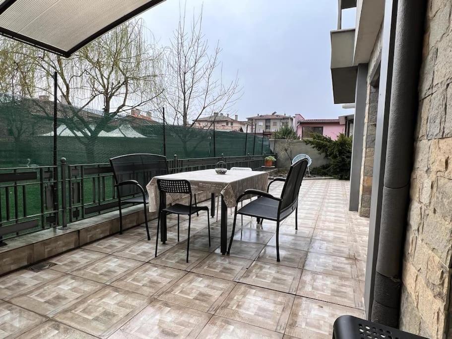 Kazanlak Large Guest House Apartment Near The Center With Full Kitchen & Dining Room, King Beds, Garden Patio, Free Parking & Self Check-In Extérieur photo
